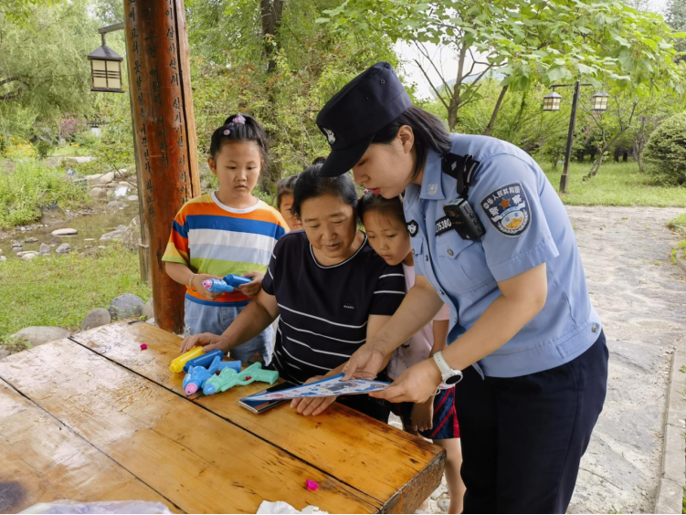 “一村一警一连小网格”护航基层治