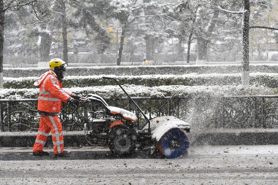 风雪无阻保民生 中国东北全力应对