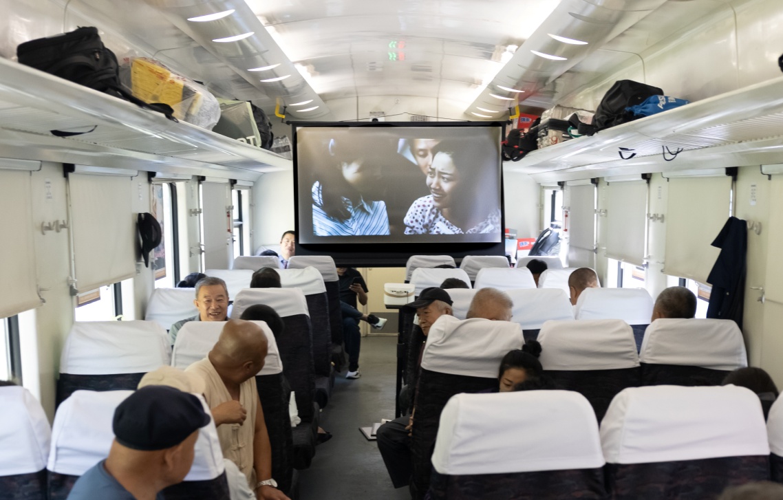 幸福“慢火車”上看電影、趕大集