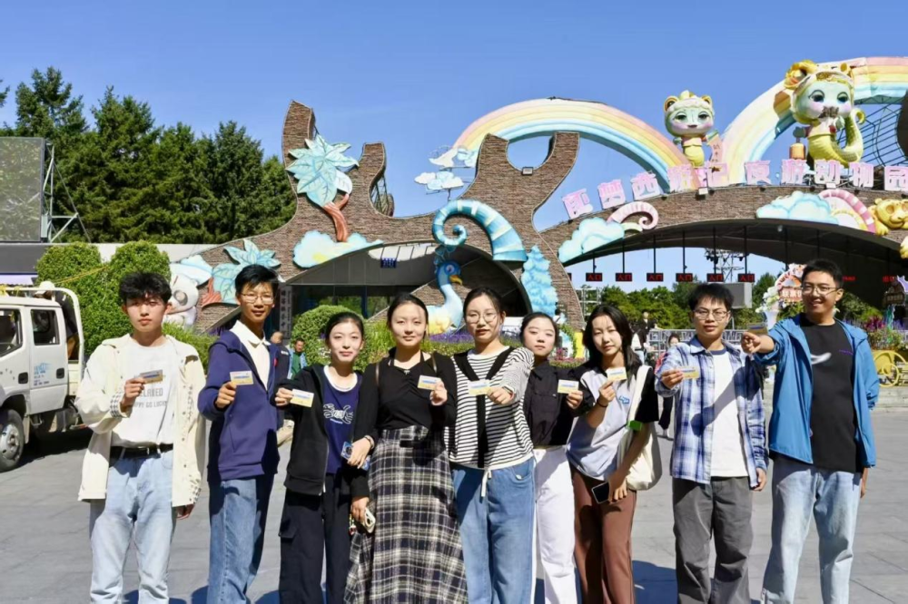 大學新生持卡免費游春城 感受城市溫情